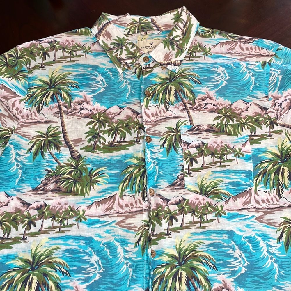 American Eagle. Button down. Mens Large Hawaiian shirt.